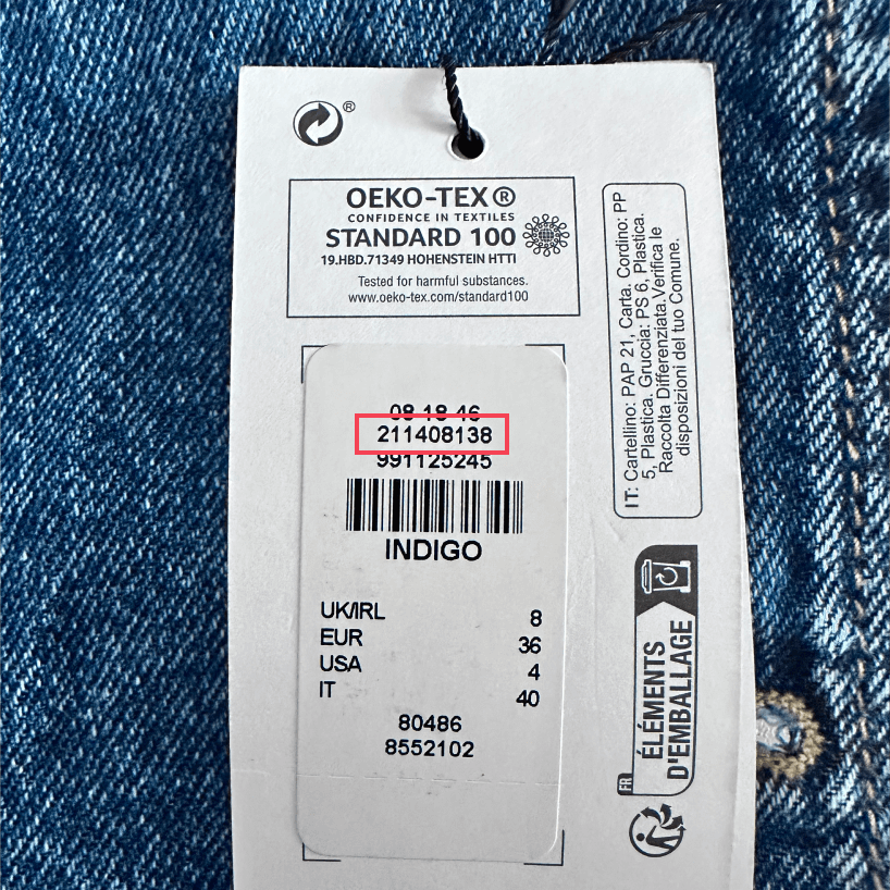 Une étiquette de prix de produit posée sur un fond en tissu indigo, affichant les informations du produit, y compris la taille et le code-barres, avec la référence du produit mise en évidence par un contour rouge.